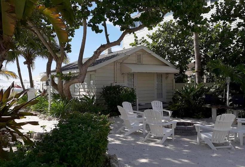 بنجلو قياسى مطل على البحر, Bungalow Beach Resort