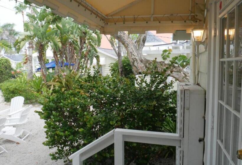 بنجلو قياسى مطل على البحر, Bungalow Beach Resort