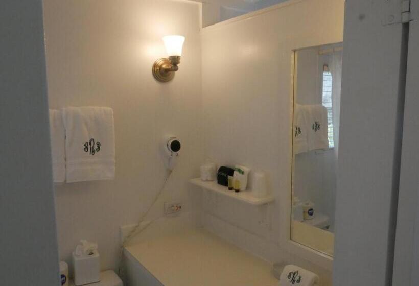 بنجلو قياسى مطل على البحر, Bungalow Beach Resort