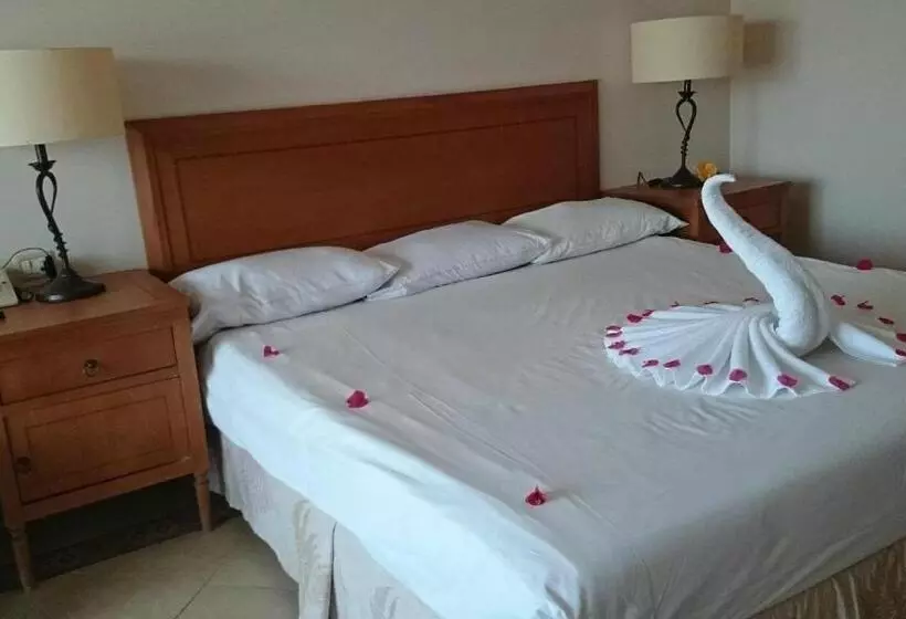 اتاق استاندارد با چشم‌انداز دریا, Continental Plaza Beach Resort