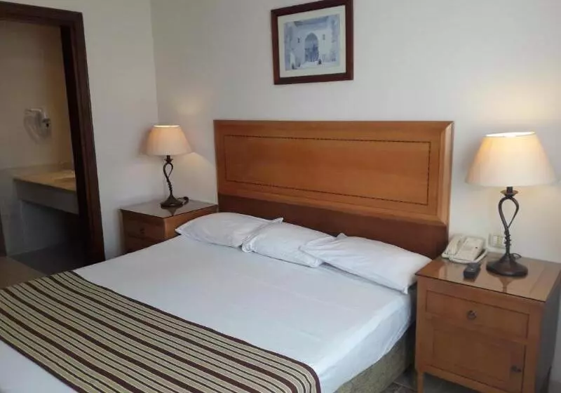 اتاق خانوادگی, Continental Plaza Beach Resort
