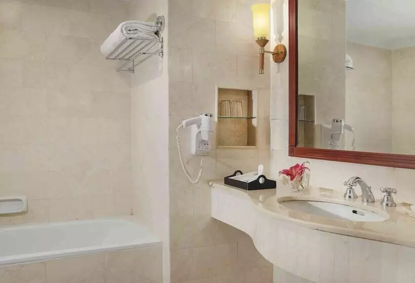Deluxe-huone, Grand Mercure Medan Angkasa