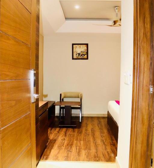 デラックスルーム, Magic Tree Karol Bagh Metro Station New Delhi