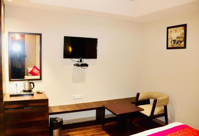 デラックスルーム, Magic Tree Karol Bagh Metro Station New Delhi