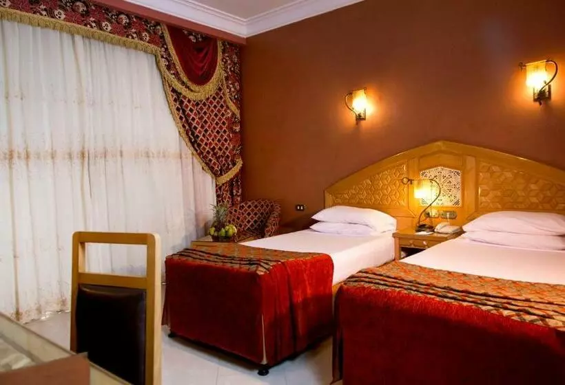 اتاق استاندارد سه تخته با چشمانداز استخر, Oriental Rivoli Hotel & Spa