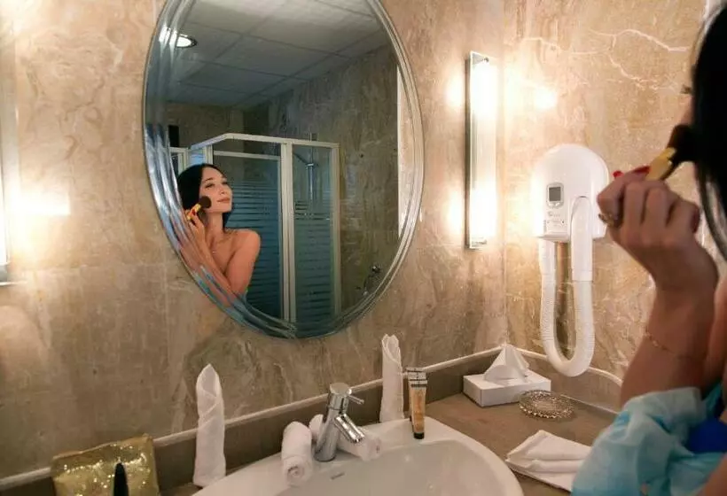 اتاق استاندارد سه تخته با چشمانداز استخر, Oriental Rivoli Hotel & Spa