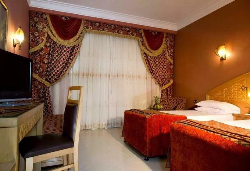 اتاق استاندارد سه تخته با چشمانداز استخر, Oriental Rivoli Hotel & Spa
