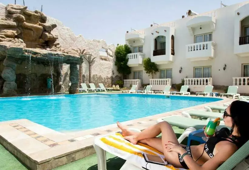 اتاق استاندارد سه تخته با چشمانداز استخر, Oriental Rivoli Hotel & Spa