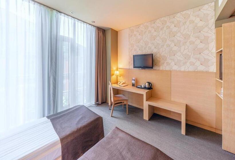 Rahat Oda, Rixwell Elefant