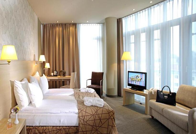 Superior Oda, Rixwell Elefant