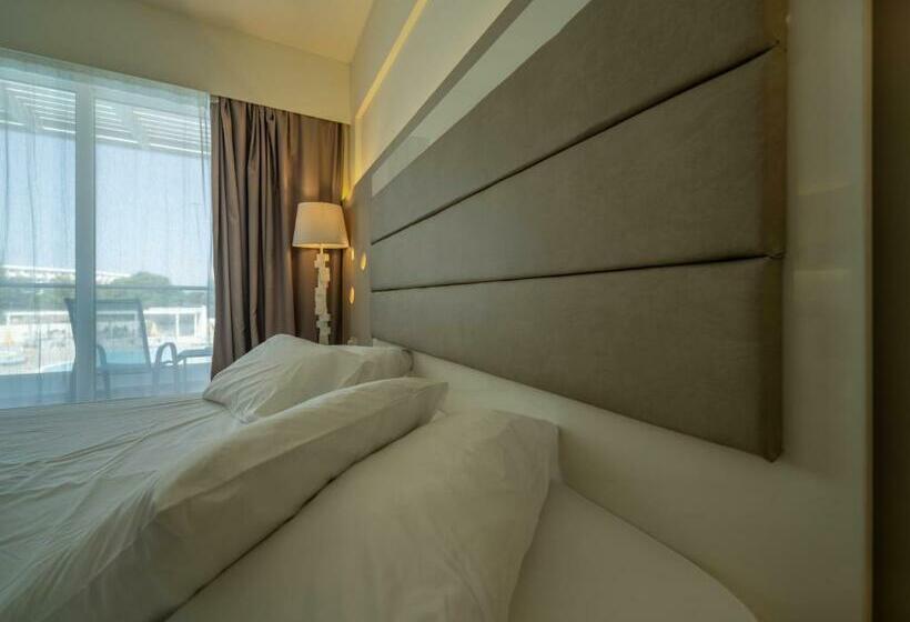 패밀리 룸 풀장 전망, Sunshine Rhodes