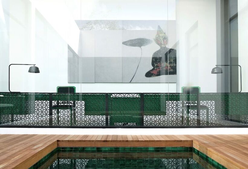 ویلای یک اتاق خوابه با استخر شنا, The Library