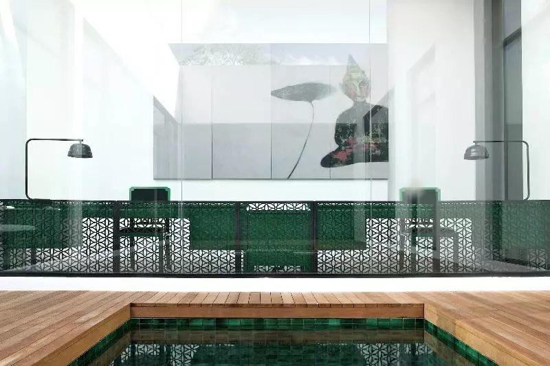 ویلای یک اتاق خوابه با استخر شنا, The Library