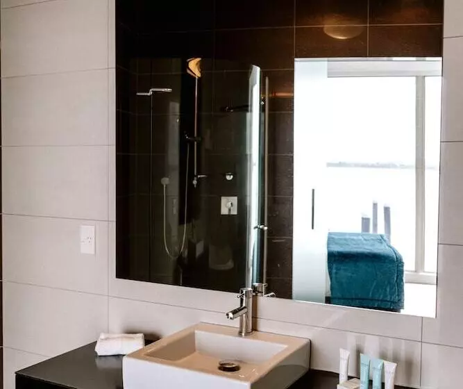 Suite with Views, Trinity Wharf Tauranga