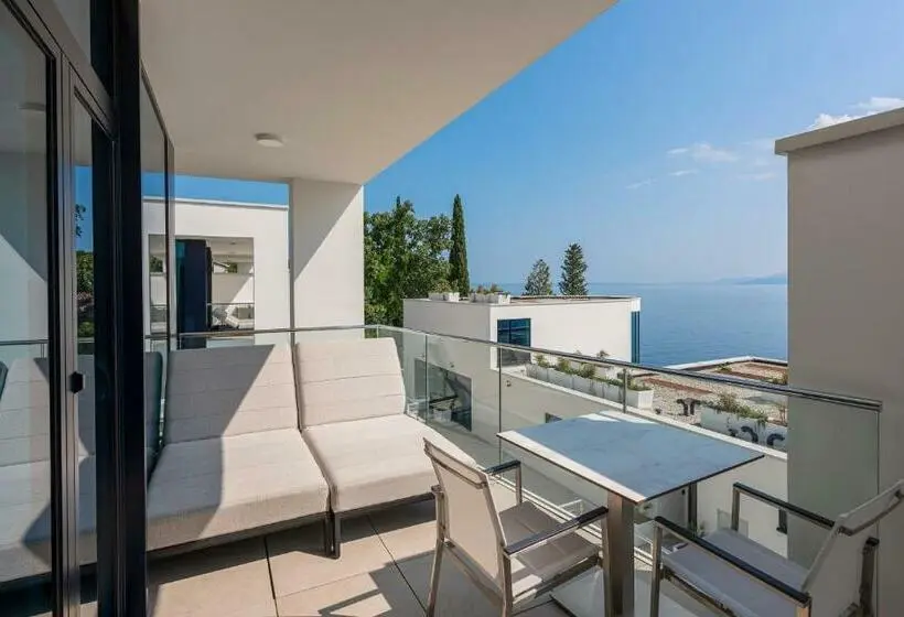 キングサイズベッドのデラックススイート, Hilton Rijeka Costabella Beach Resort & Spa