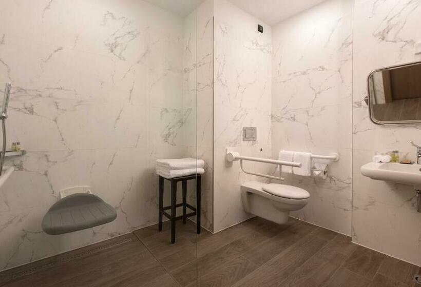 غرفة قياسية سرير كينج لذوى الإحتياجات الخاصة, Hilton Rijeka Costabella Beach Resort & Spa