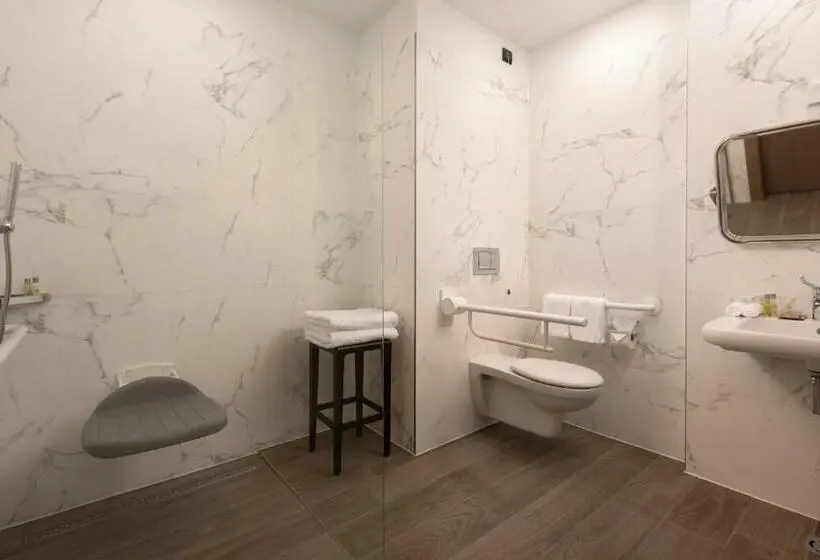 身障者適用キングサイズベッドルーム, Hilton Rijeka Costabella Beach Resort & Spa