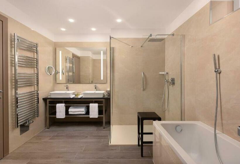 מיטת קינג בסוויטה, Hilton Rijeka Costabella Beach Resort & Spa