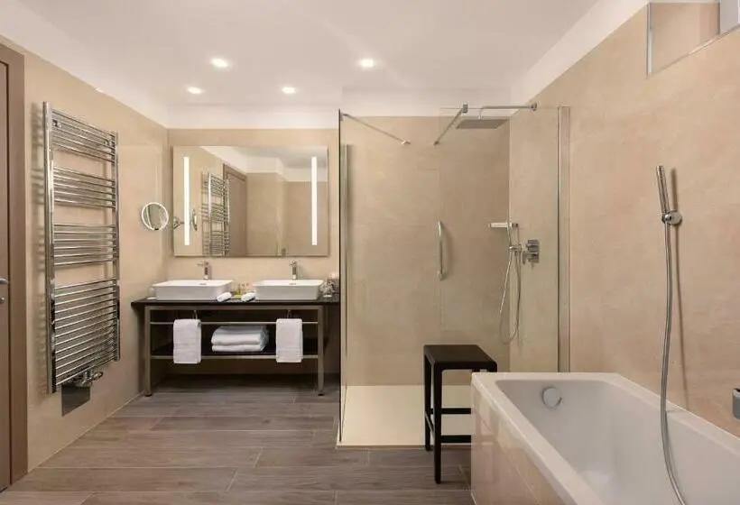 キングサイズベッドのスイートルーム, Hilton Rijeka Costabella Beach Resort & Spa