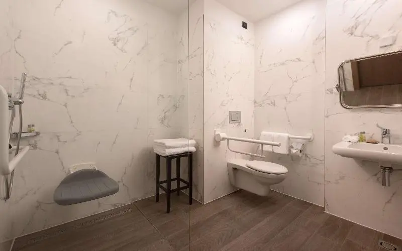 身障者適用キングサイズベッドルーム, Hilton Rijeka Costabella Beach Resort & Spa