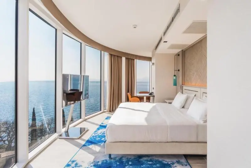 キングサイズベッドのデラックススイート, Hilton Rijeka Costabella Beach Resort & Spa