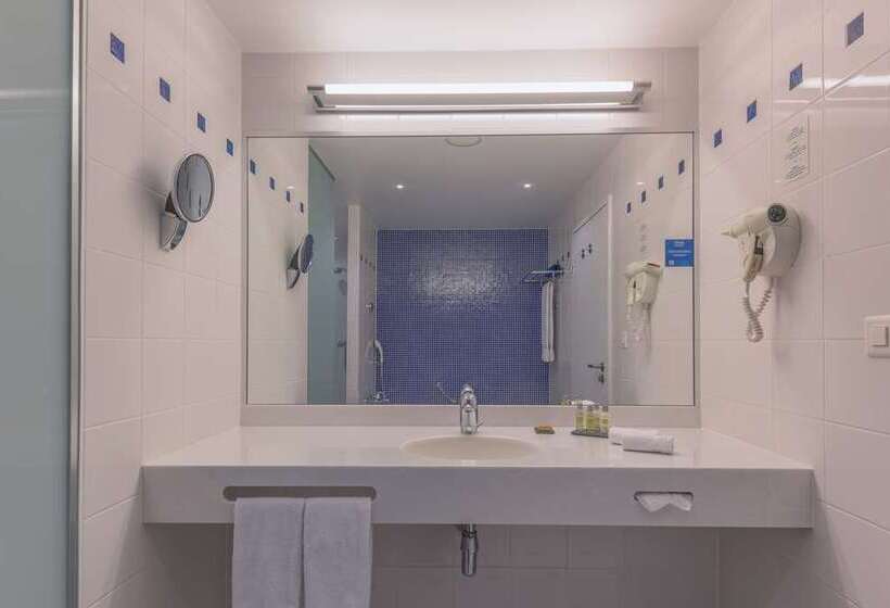 اتاق خانوادگی تودرتو, Hilton Rijeka Costabella Beach Resort & Spa