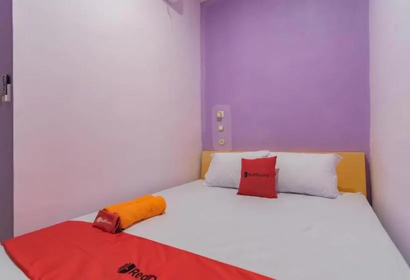 Quarto Estandar, Reddoorz @ Cipanas Garut