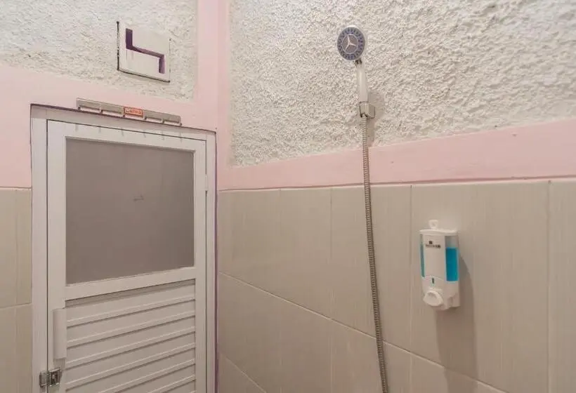 Quarto Deluxe, Reddoorz @ Cipanas Garut