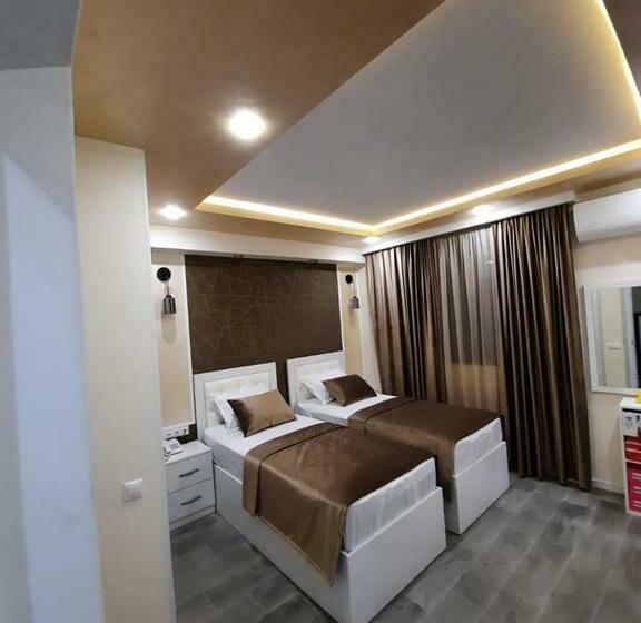 이코노미 룸, Juliet Yerevan