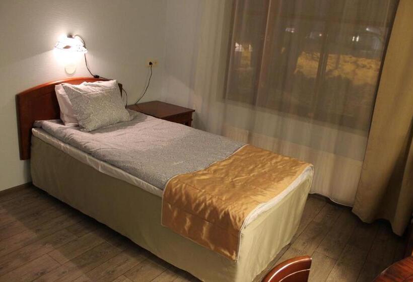 اتاق استاندارد یک نفره, Li Patruuna