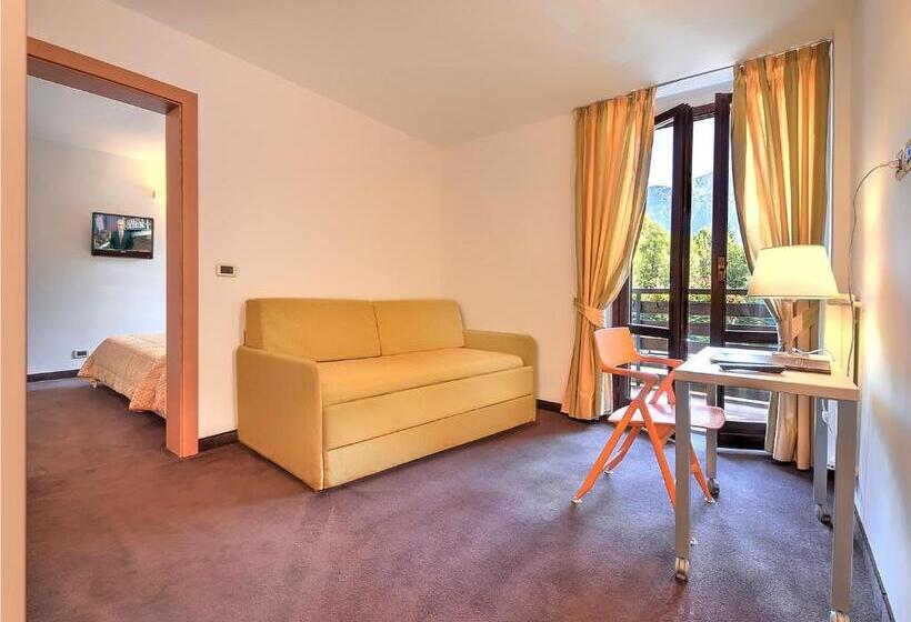 חדר משפחתי, Alaska