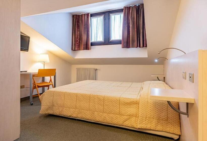 غرفة قياسية ذات أسقف منحدرة, Alaska