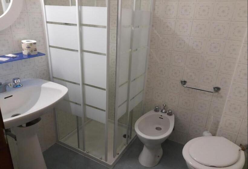 اتاق اکونومی, Albergo Italia