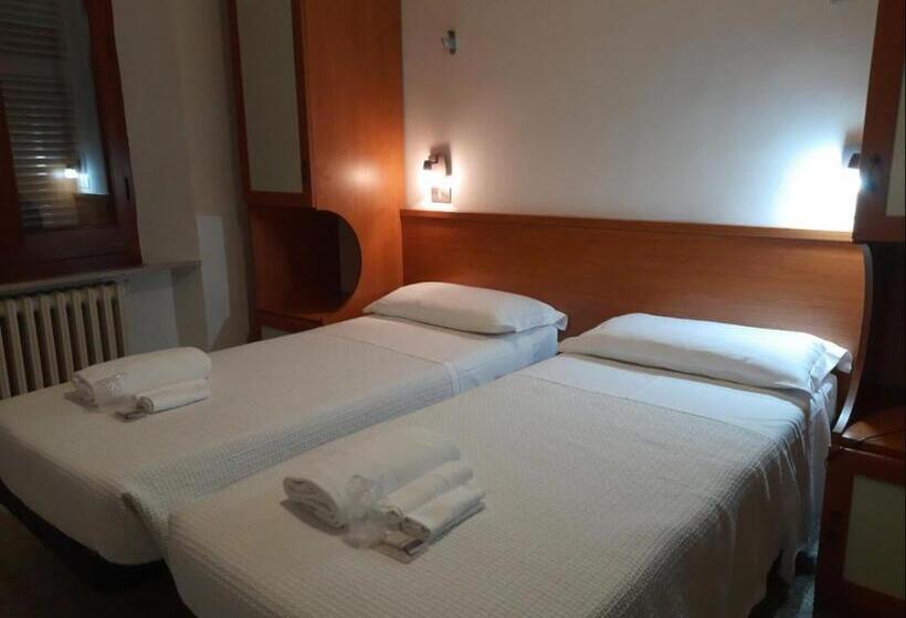 اتاق اکونومی, Albergo Italia