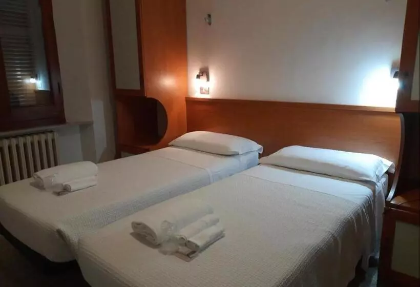 اتاق اکونومی, Albergo Italia