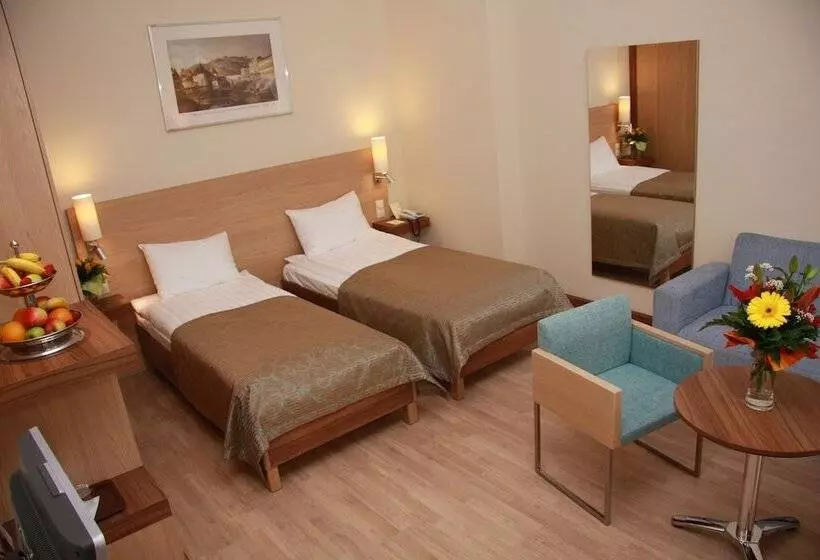 اتاق لوکس, Bristol  Budapest