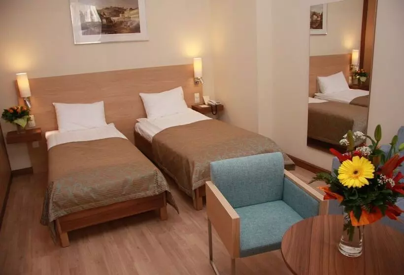 اتاق لوکس, Bristol  Budapest