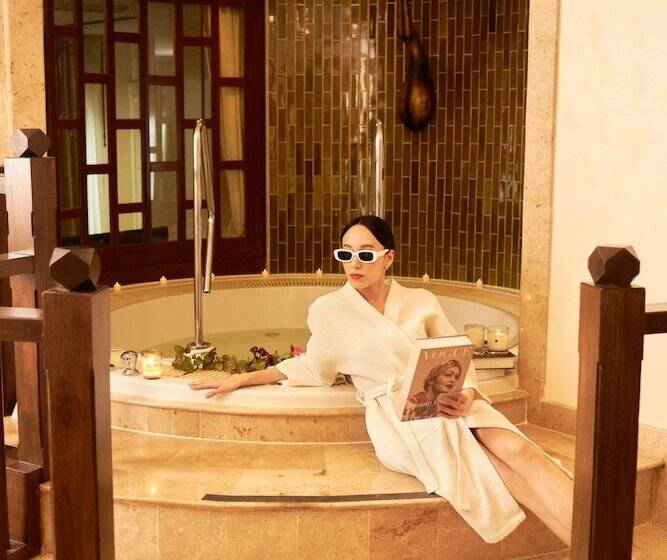 جناح مزود بجاكوزى, The Davis Bangkok