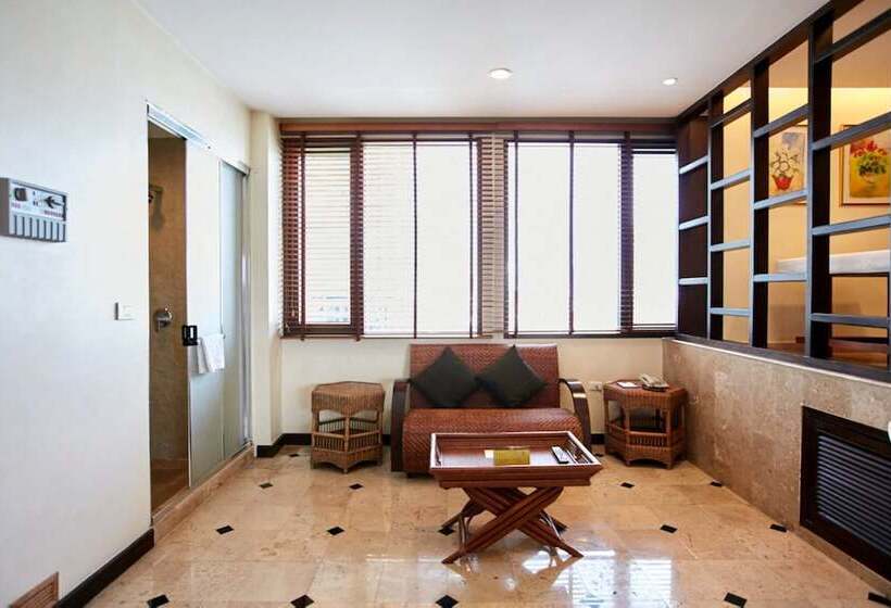 جناح مزود بجاكوزى, The Davis Bangkok