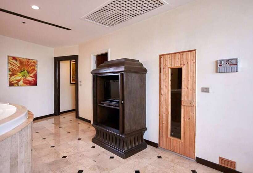 سوئیت با وان آب گرم, The Davis Bangkok