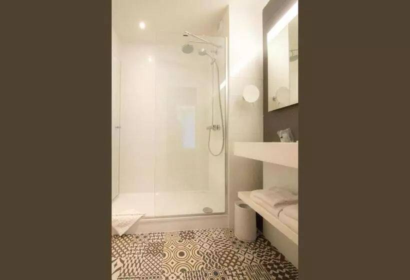 اتاق استاندارد سه نفره, La Regence
