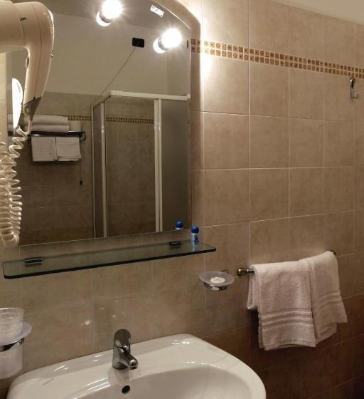 غرفة قياسية ثلاثية, Locanda Locatori