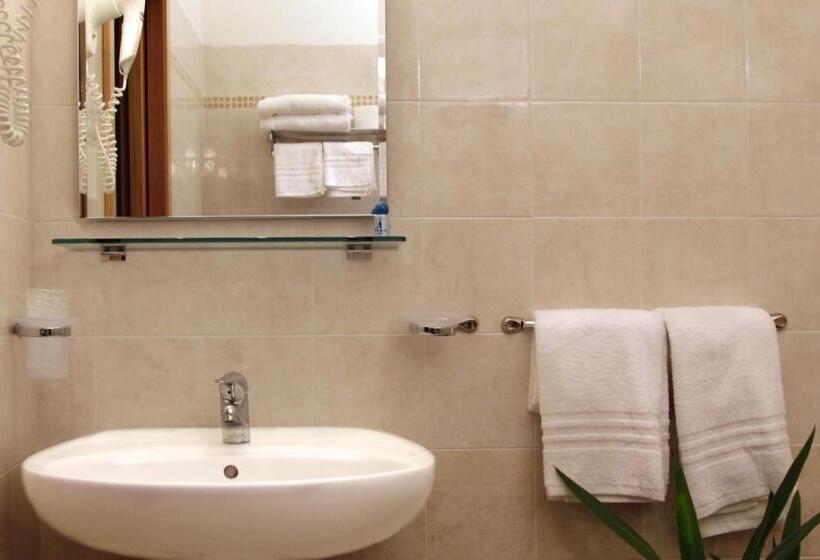 غرفة قياسية ثلاثية, Locanda Locatori