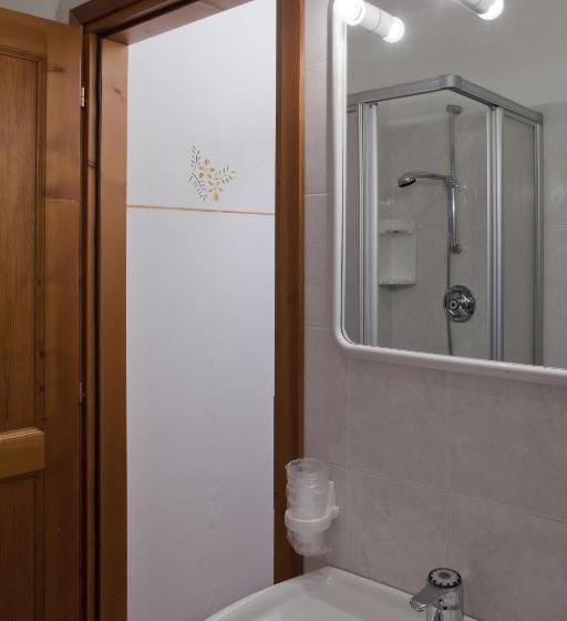 غرفة قياسية رباعية, Locanda Locatori