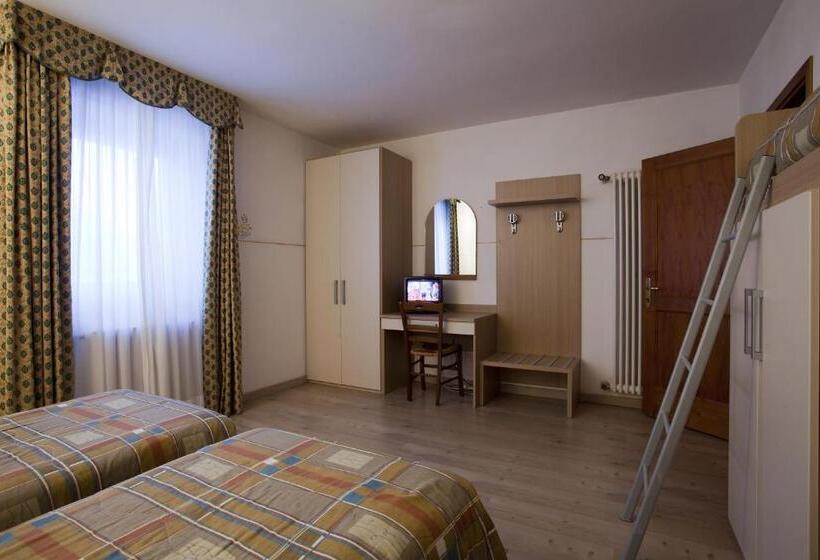 غرفة قياسية رباعية, Locanda Locatori