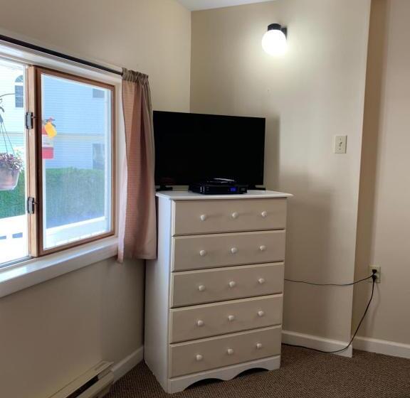 סטודיו דלוקס, Green Acre Motel