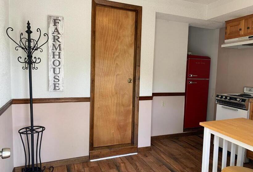 סטודיו דלוקס, Green Acre Motel