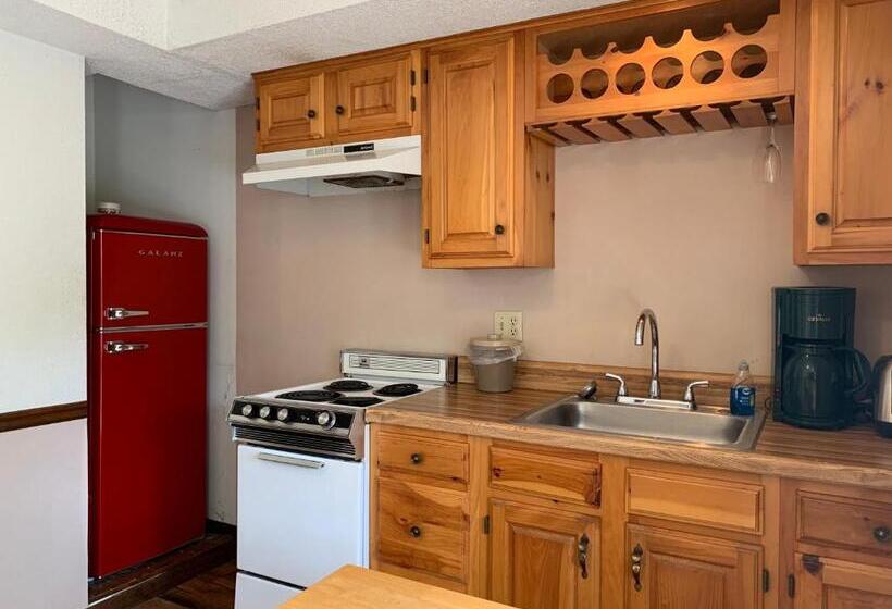 סטודיו דלוקס, Green Acre Motel