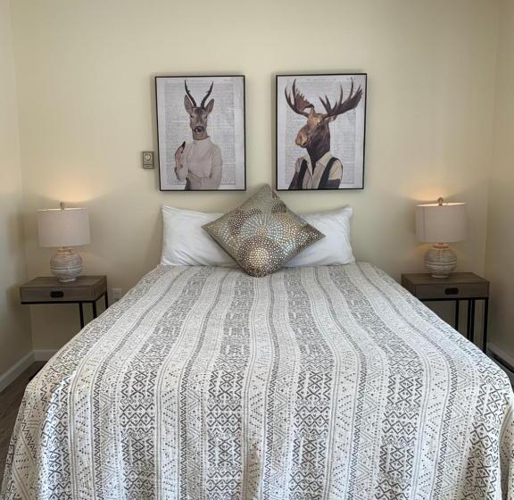 חדר דלוקס, Green Acre Motel