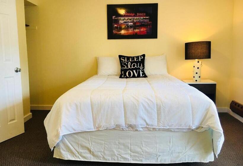 חדר דלוקס לארבעה, Green Acre Motel